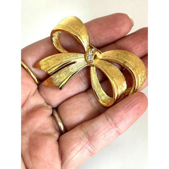 Vintag Avon Gold Bow Brooch Rhinestone Accents - Picture 5 of 6